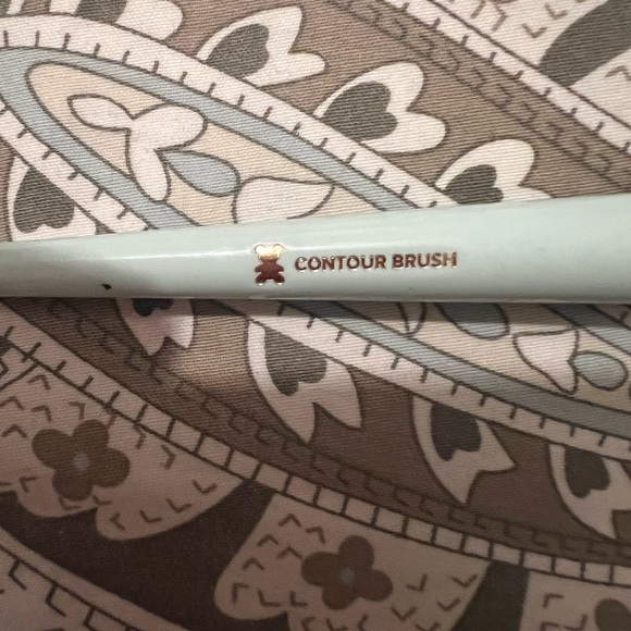Too Faced Mr. Chiseled Contour Brush -
Limited Edition- - Picture 2 of 4